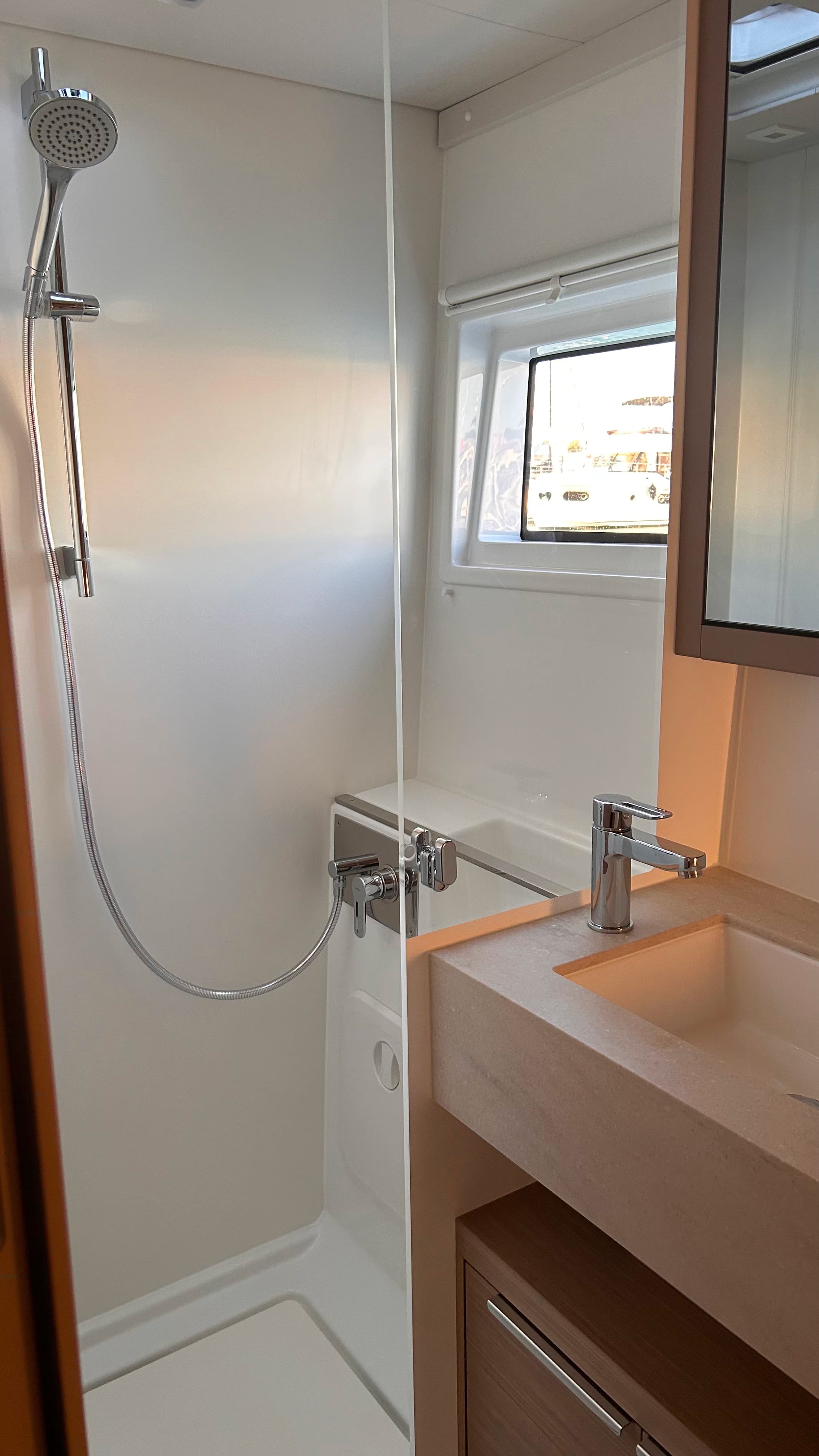 Lagoon 46  - photo 4