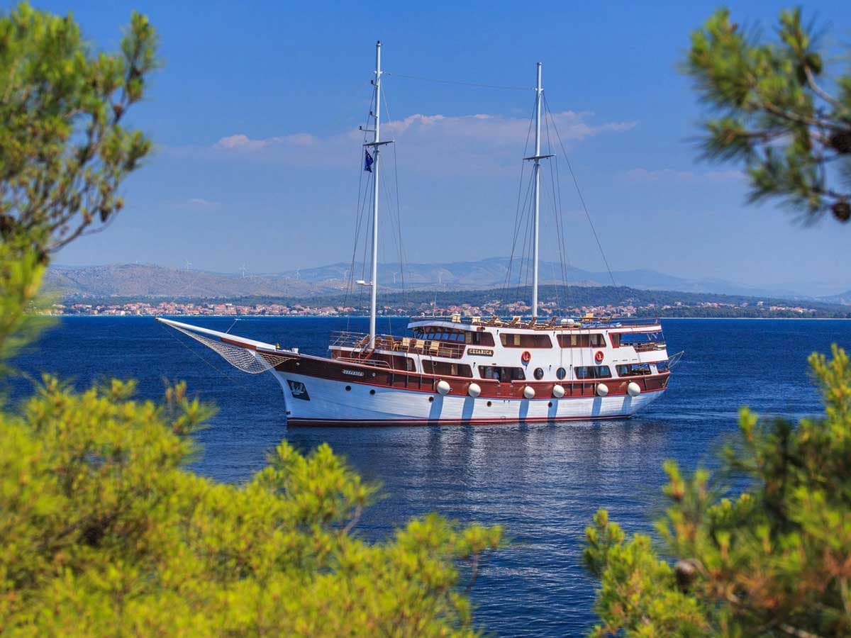 Motor sailer - photo