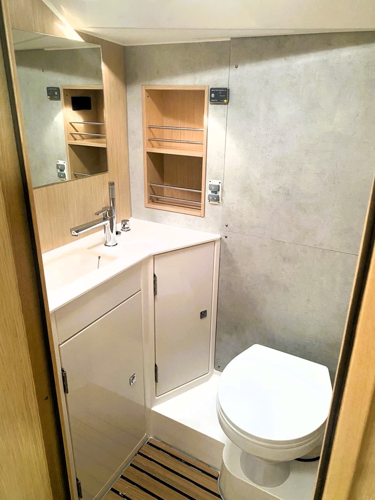 Bavaria C42 - photo 9