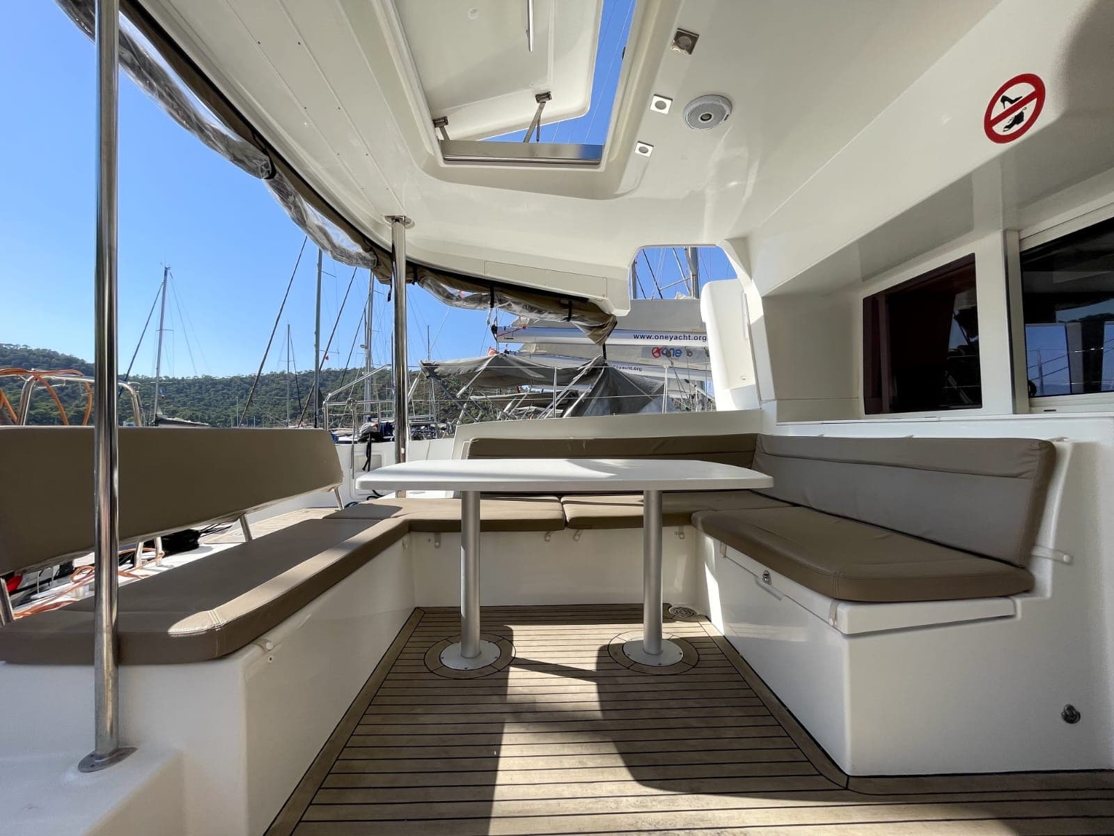 Lagoon 450 Fly - photo 5