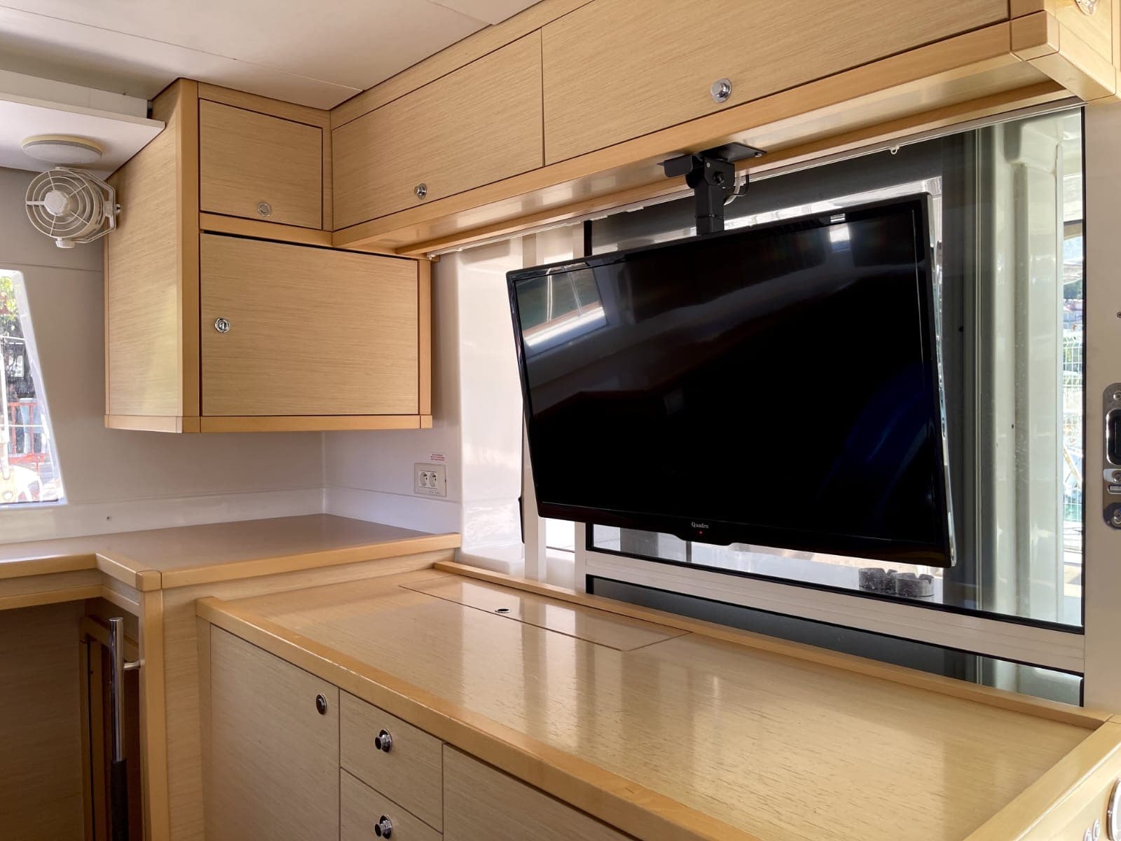 Lagoon 450 Fly - photo 4