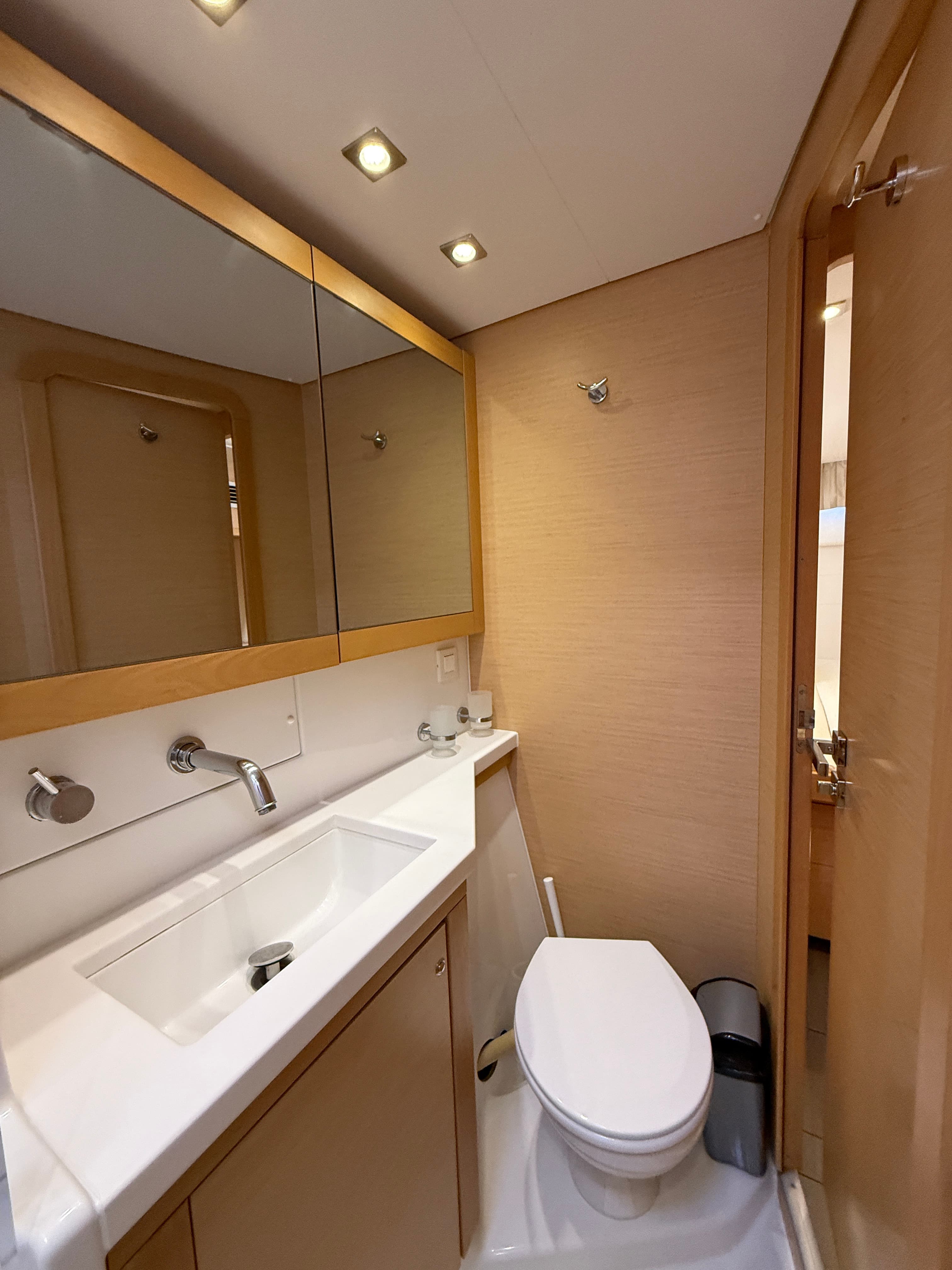 Lagoon 450 Fly - photo 9