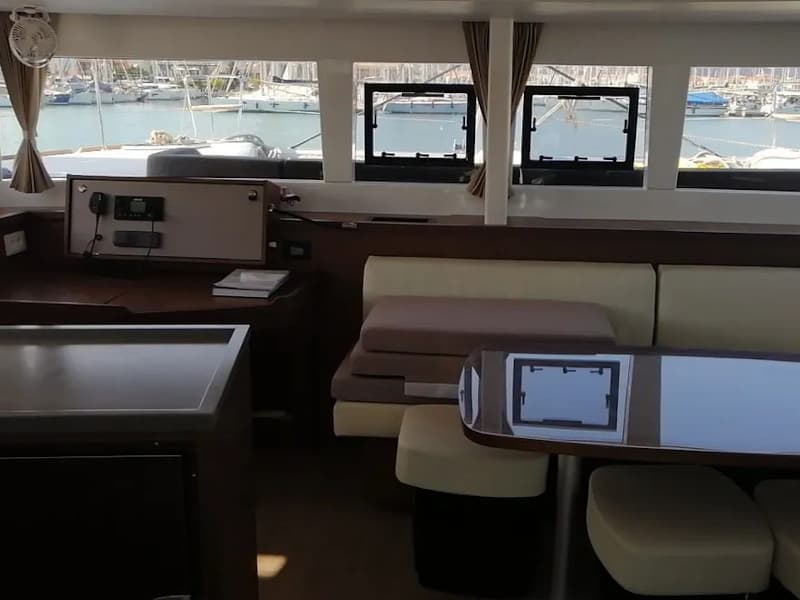 Lagoon 450 Fly - photo 8