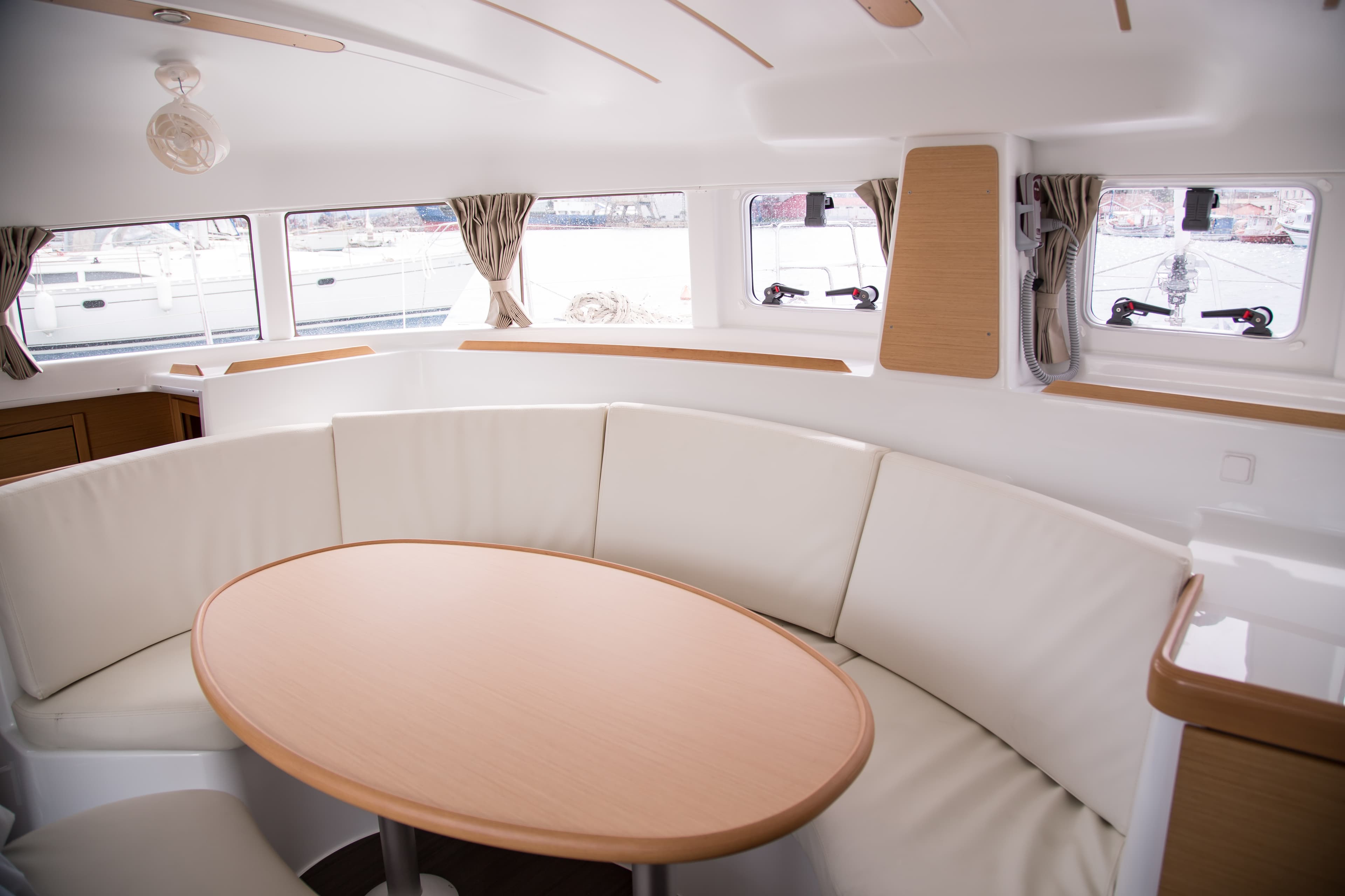 Lagoon 380 - photo 10