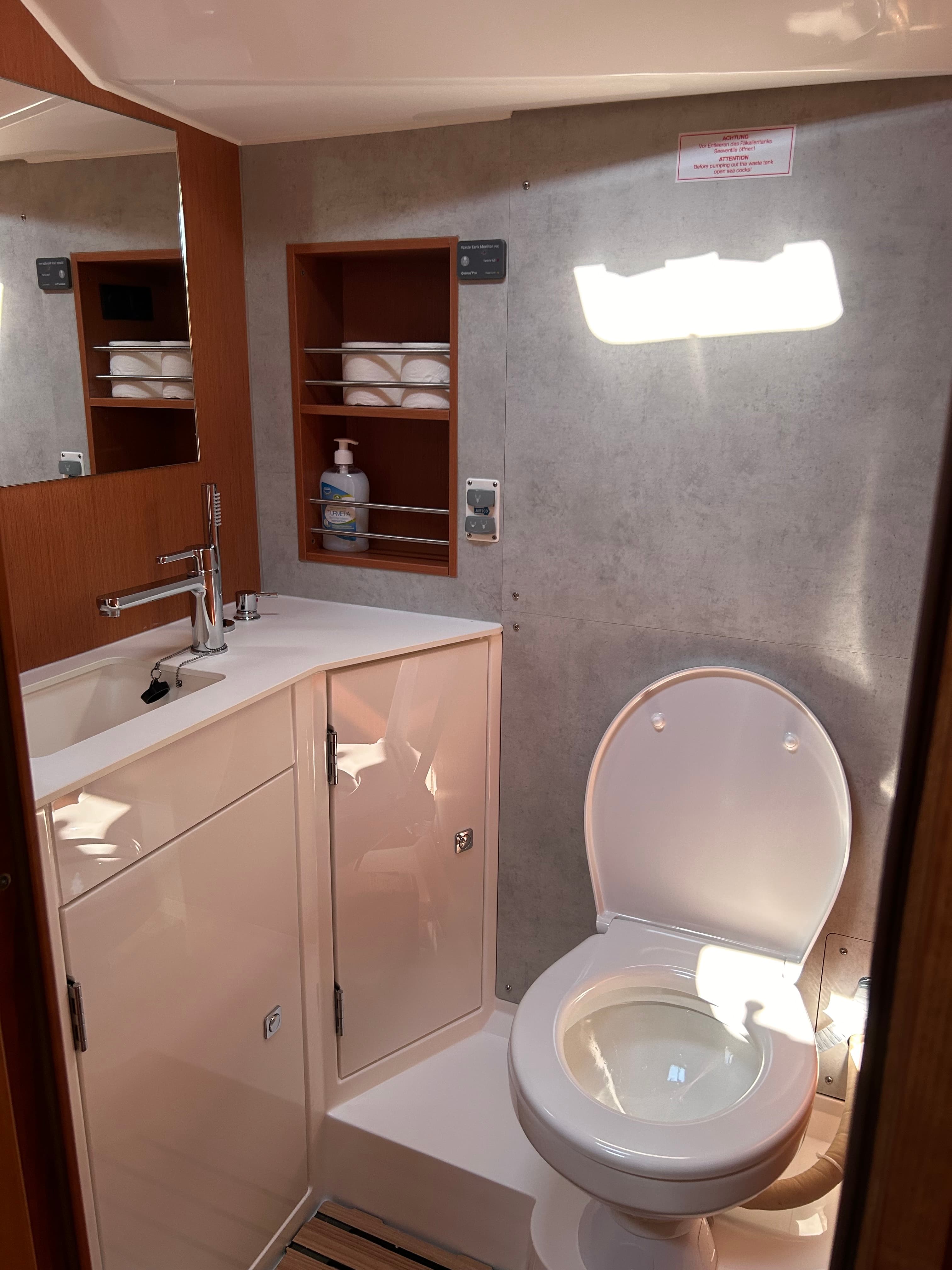 Bavaria C42 - photo 15