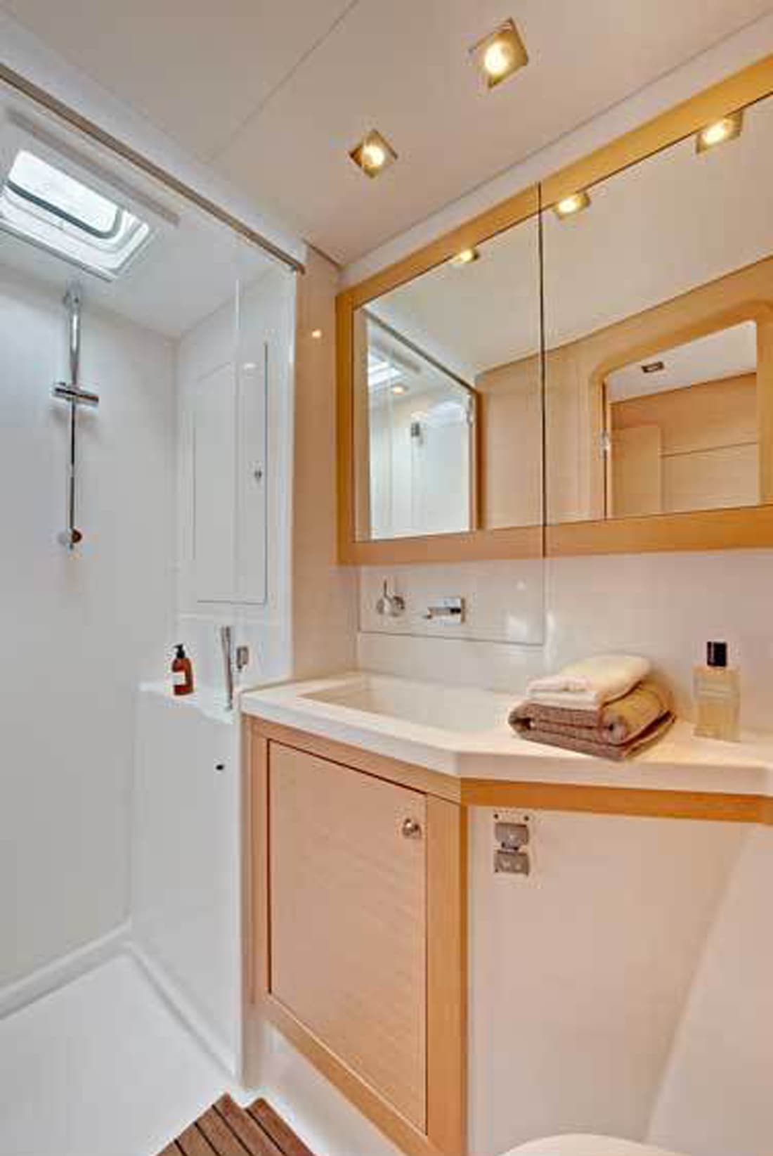 Lagoon 450 Fly - photo 4