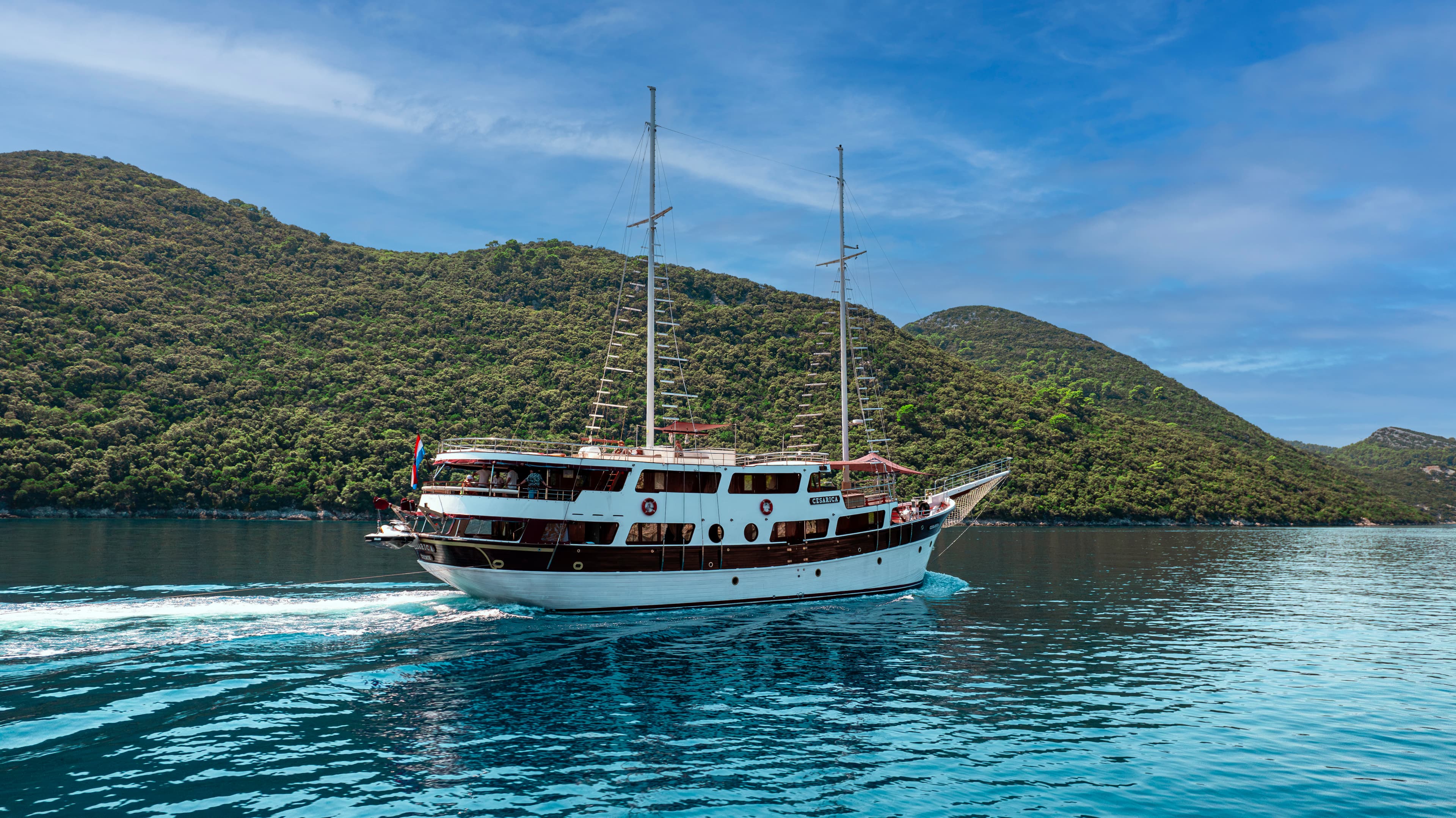 Motor sailer - photo 13