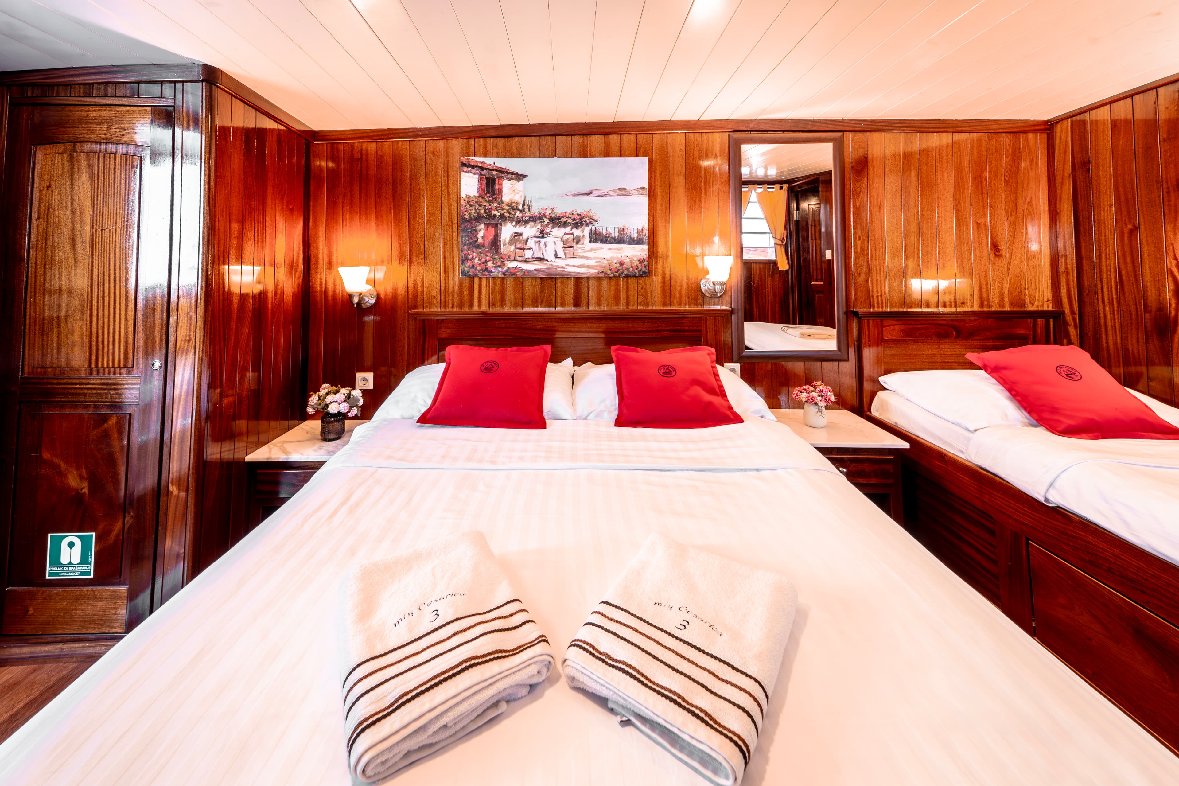 Motor sailer - photo 17