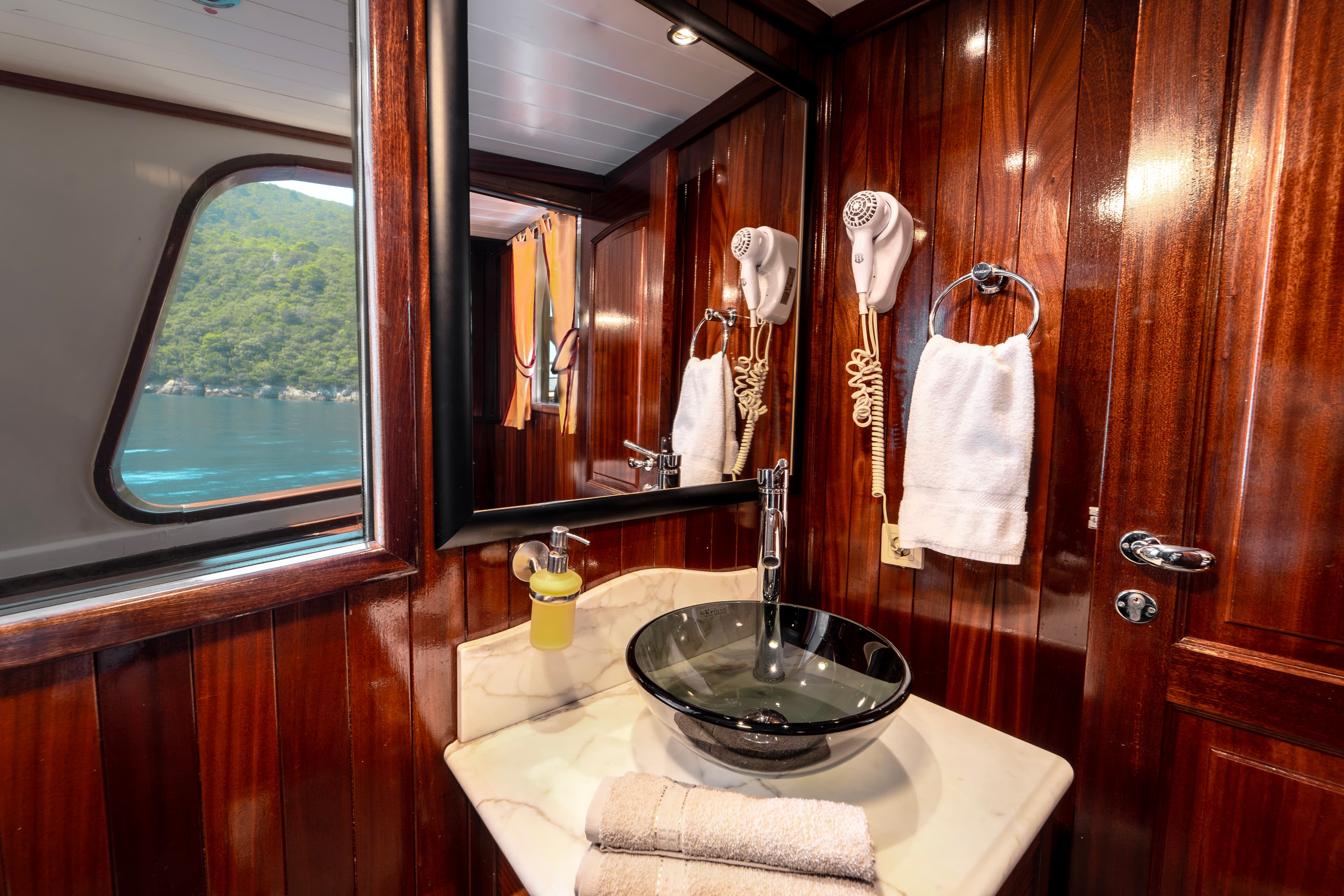 Motor sailer - photo 18