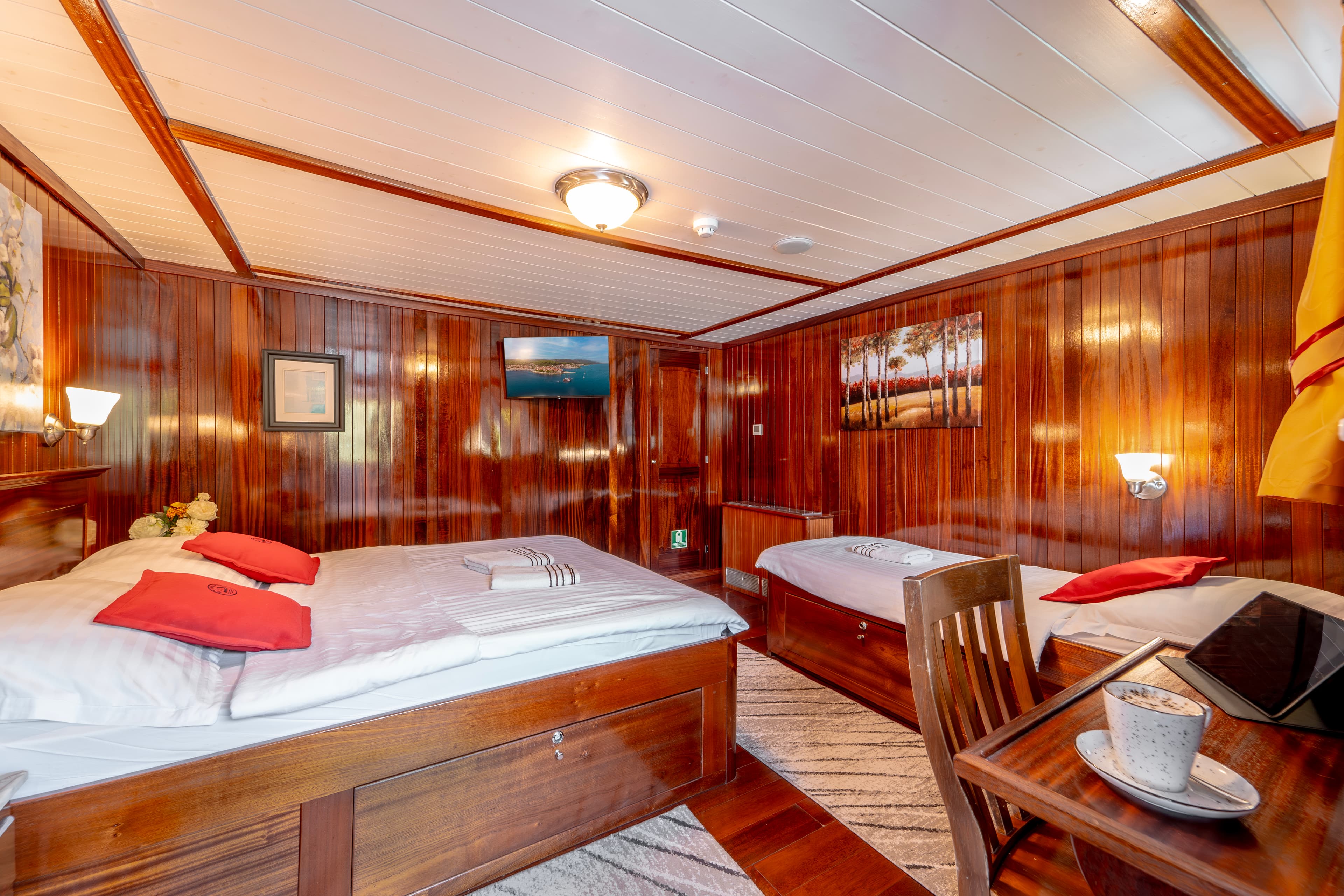 Motor sailer - photo 26