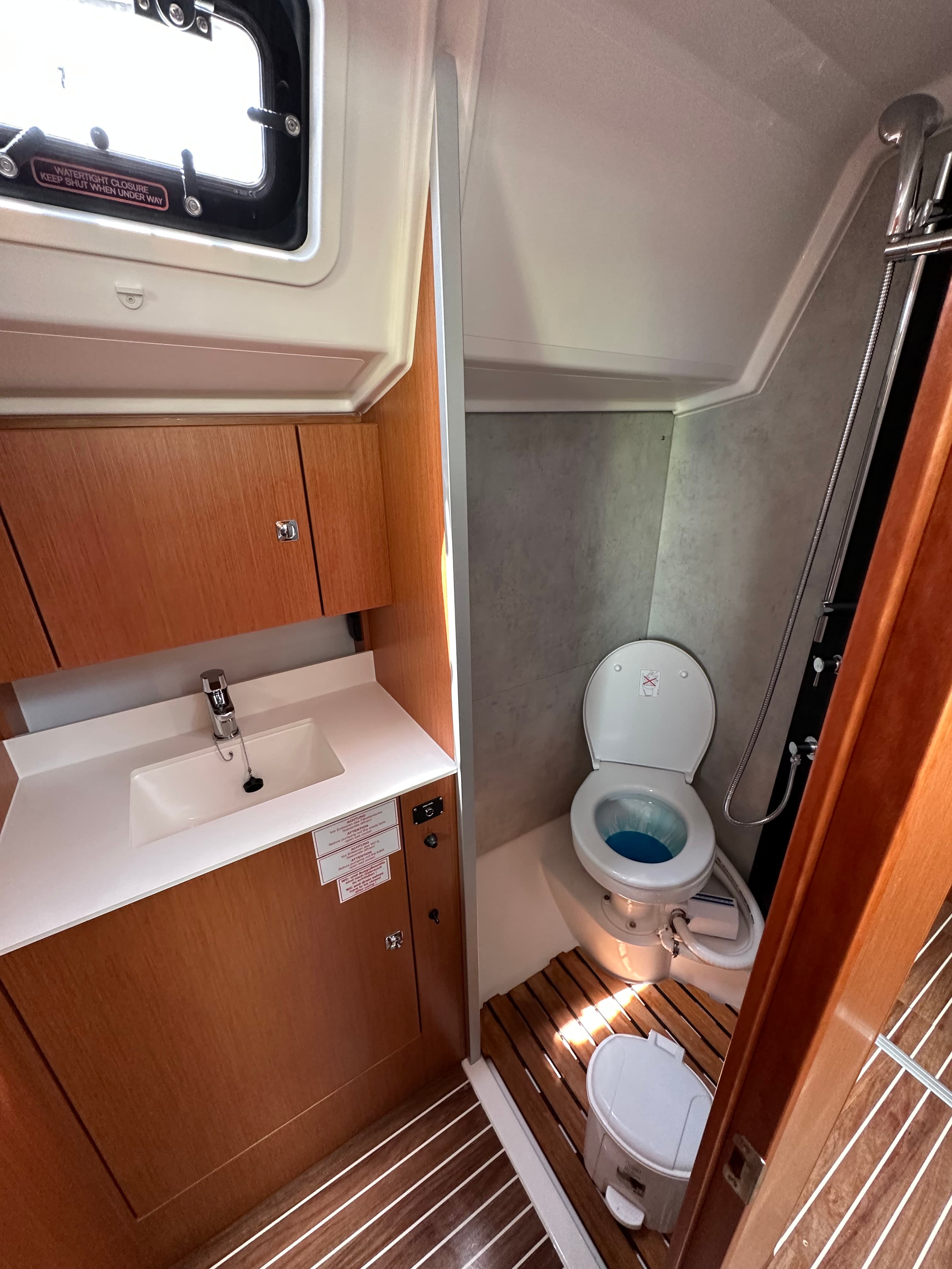 Bavaria C42 - photo 8