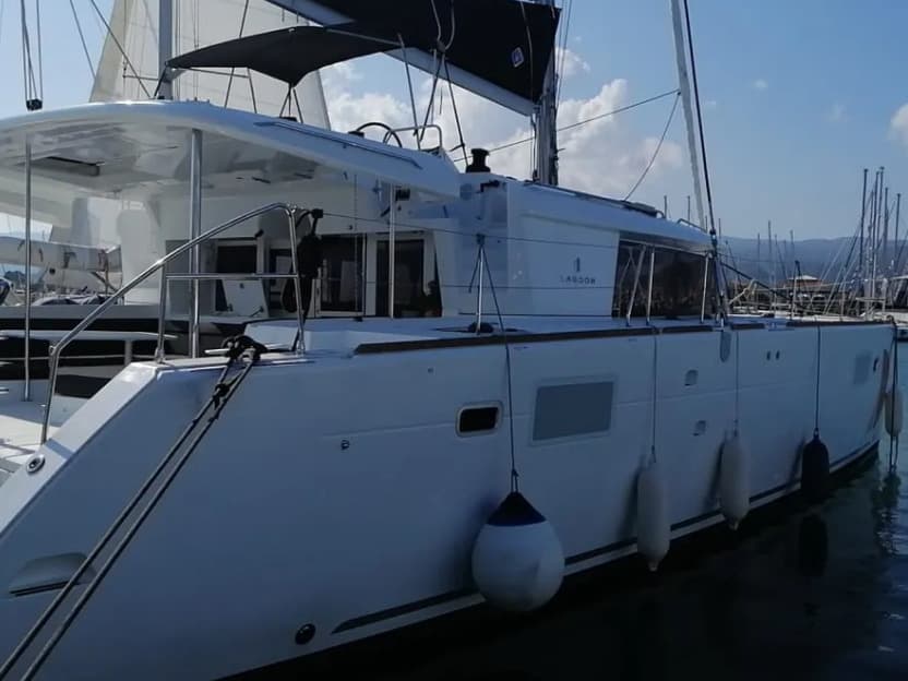 Lagoon 450 Fly - photo