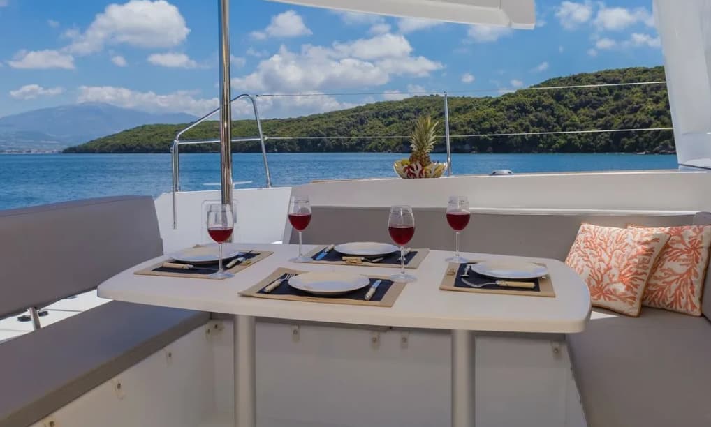 Lagoon 450 Fly - photo 6