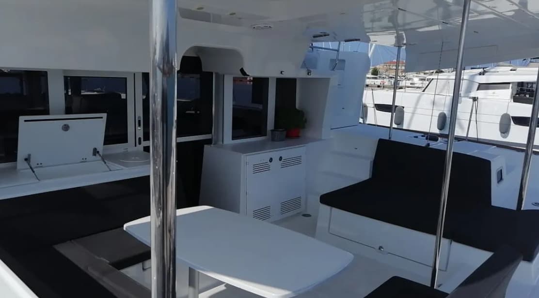 Lagoon 450 Fly - photo 8