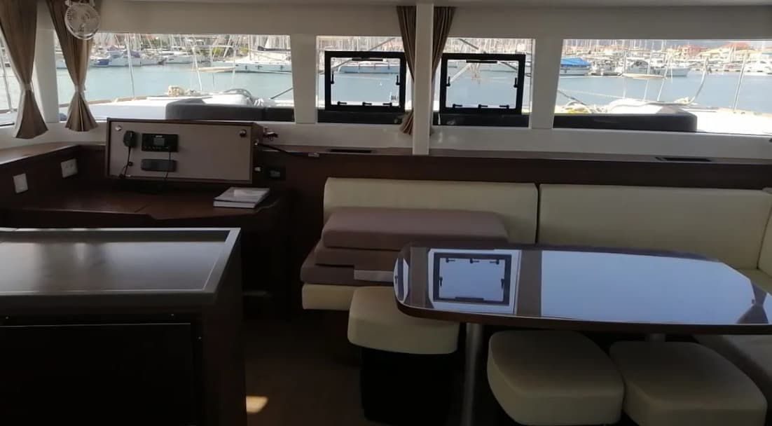 Lagoon 450 Fly - photo 4