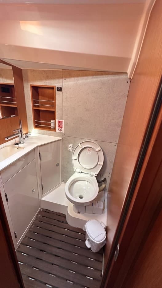 Bavaria C42 - photo 5