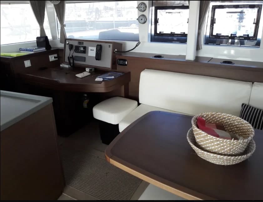 Lagoon 450 Fly - photo 4