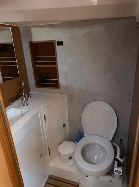 Bavaria C42 - photo 4