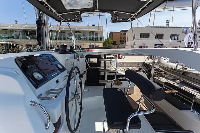 Lagoon 42 - photo 12