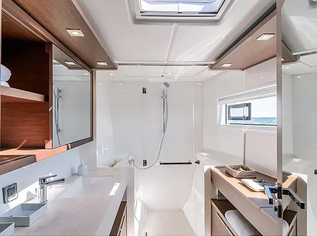 Lagoon 46  - photo 12