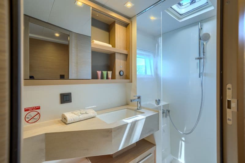 Lagoon 46  - photo 10