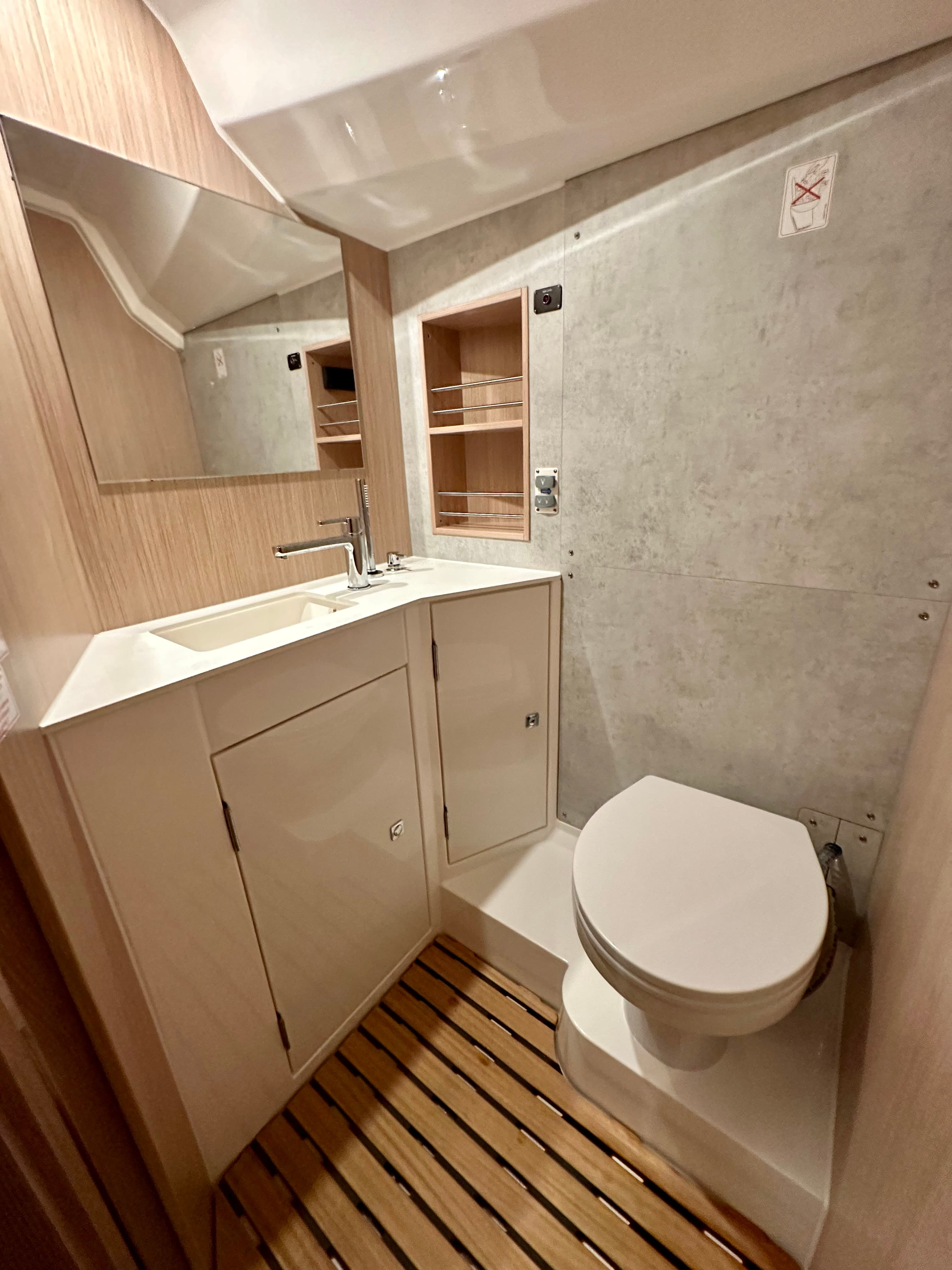 Bavaria C42 - photo 13