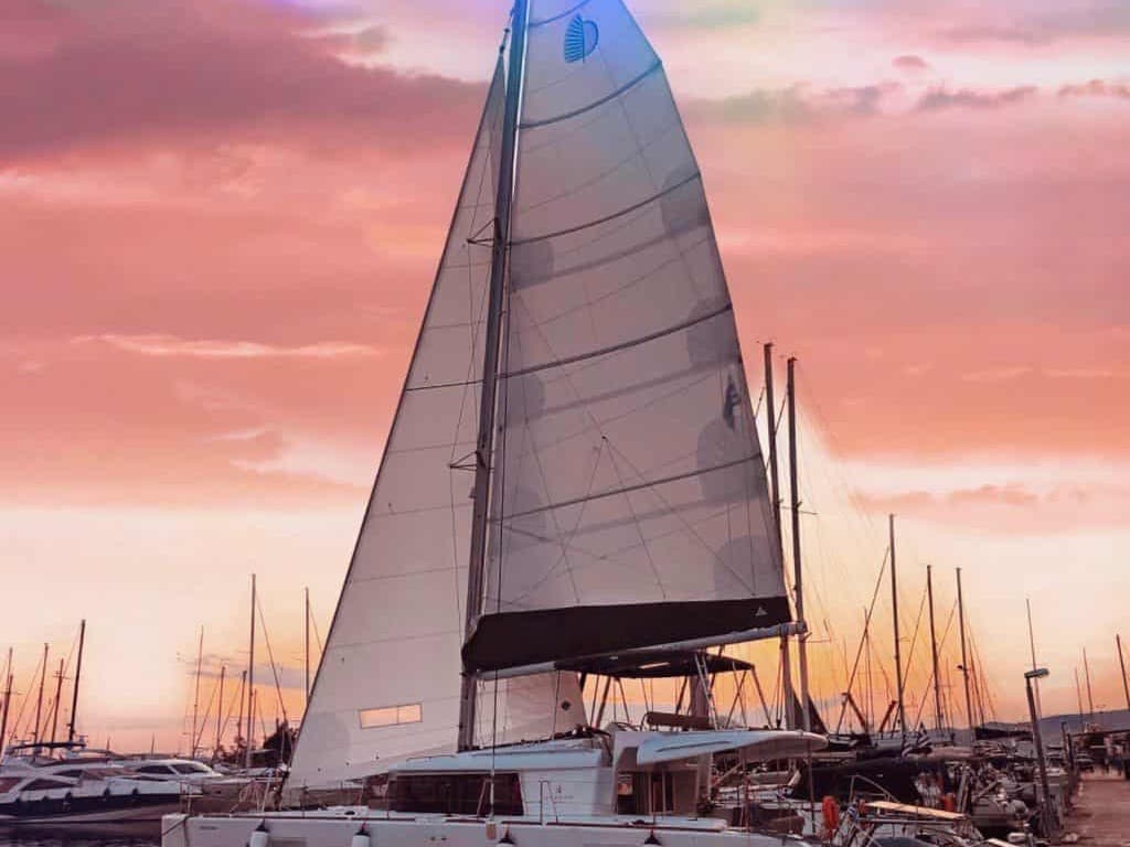 Lagoon 450 Fly - photo