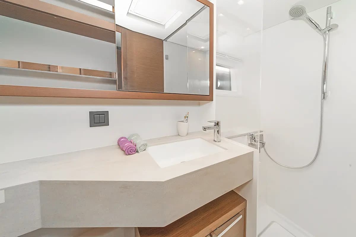 Lagoon 46  - photo 8