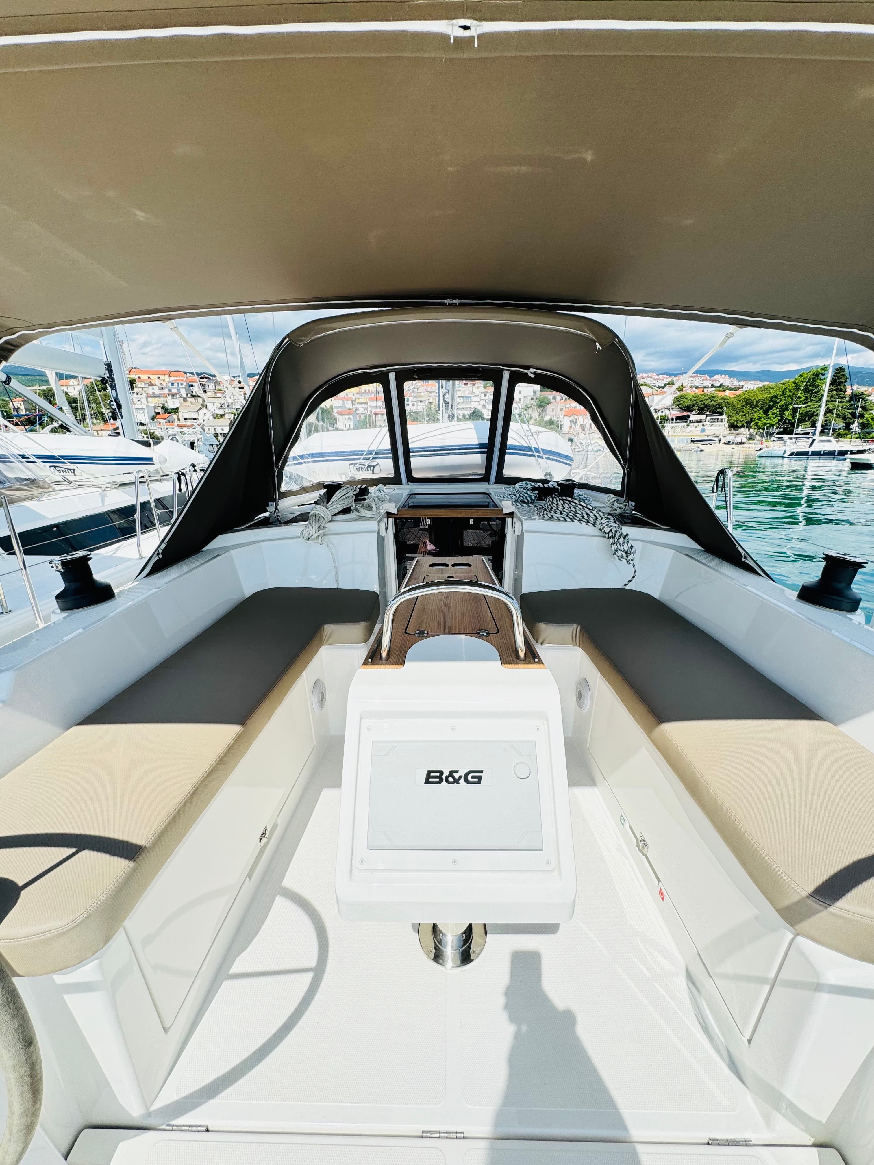 Bavaria C38 - photo 11