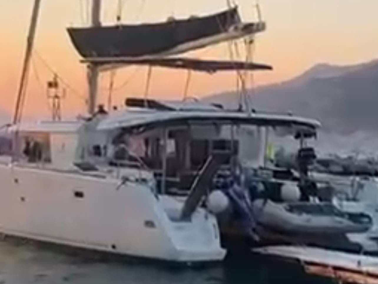 Lagoon 450 Fly - photo