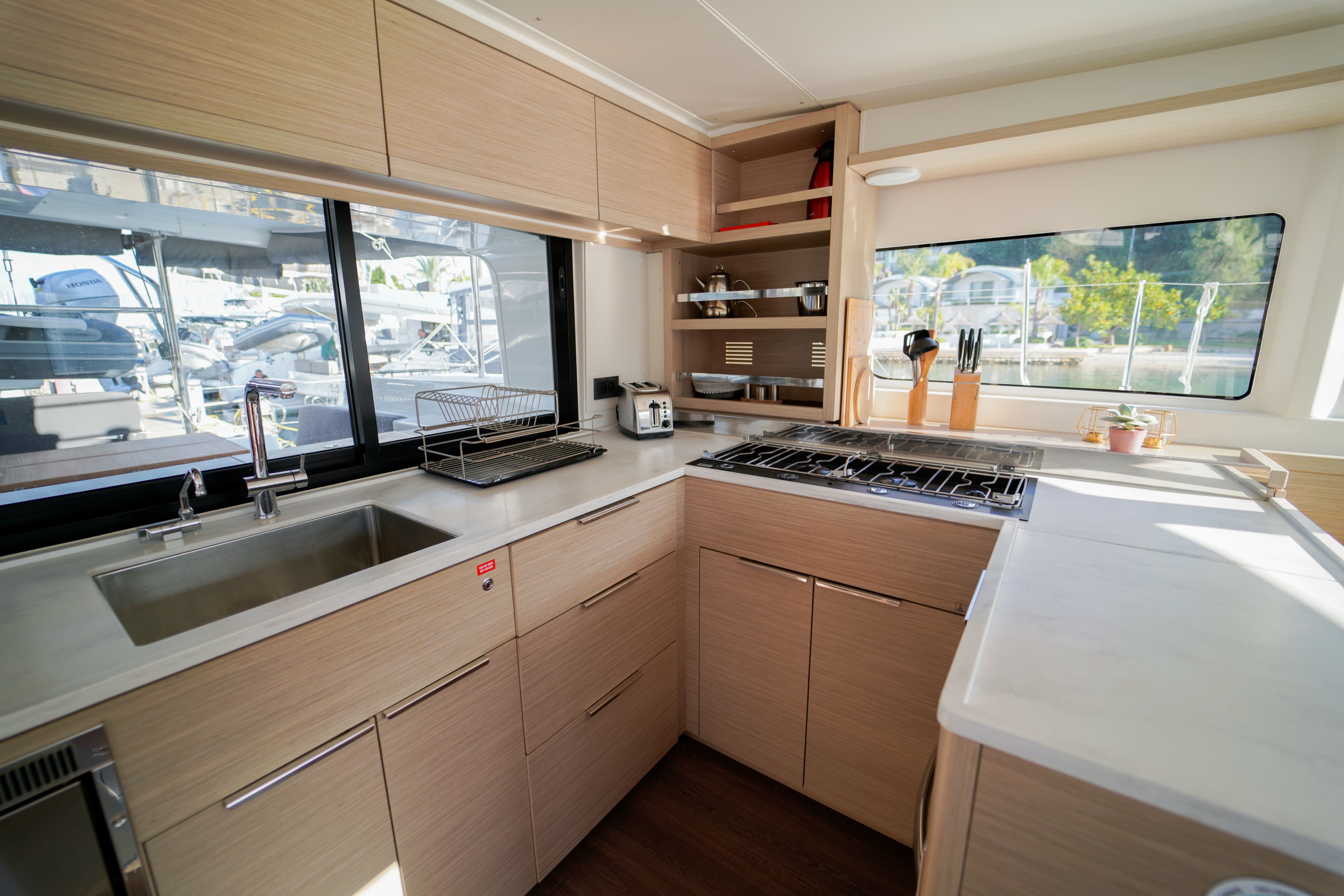 Lagoon 46  - photo 10