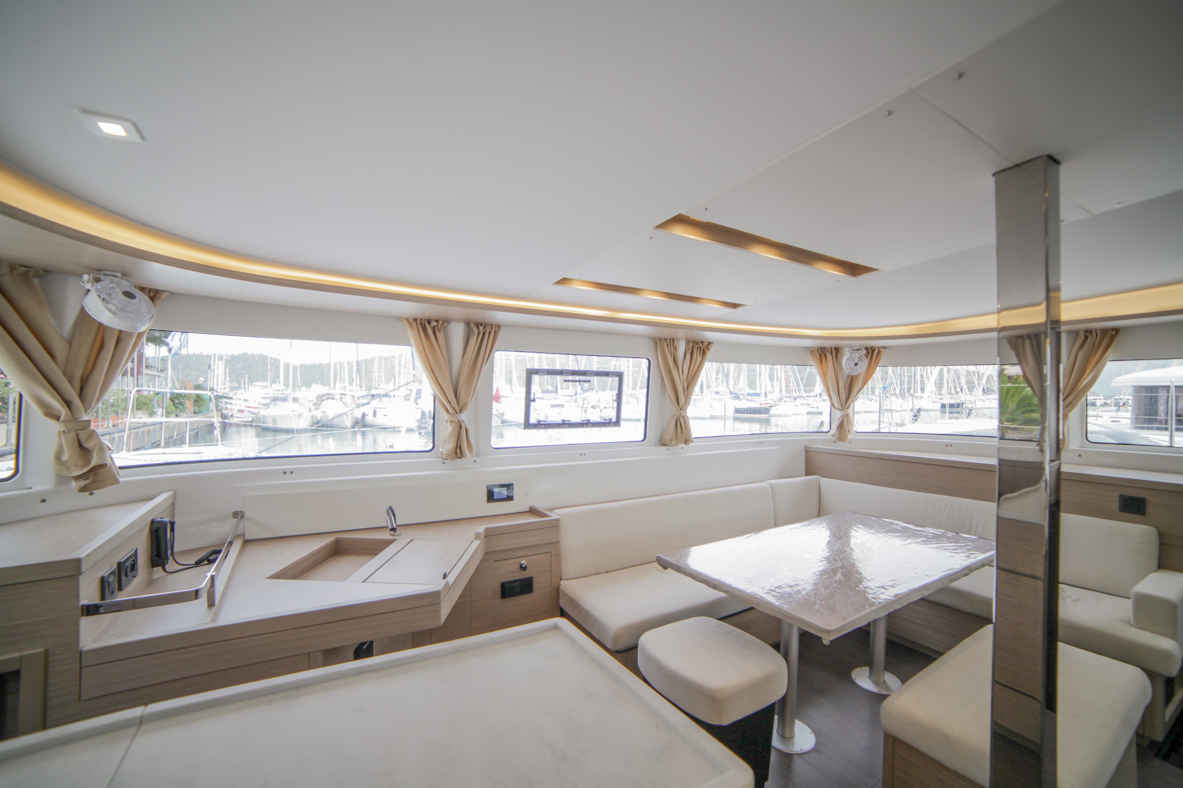 Lagoon 46  - photo 8