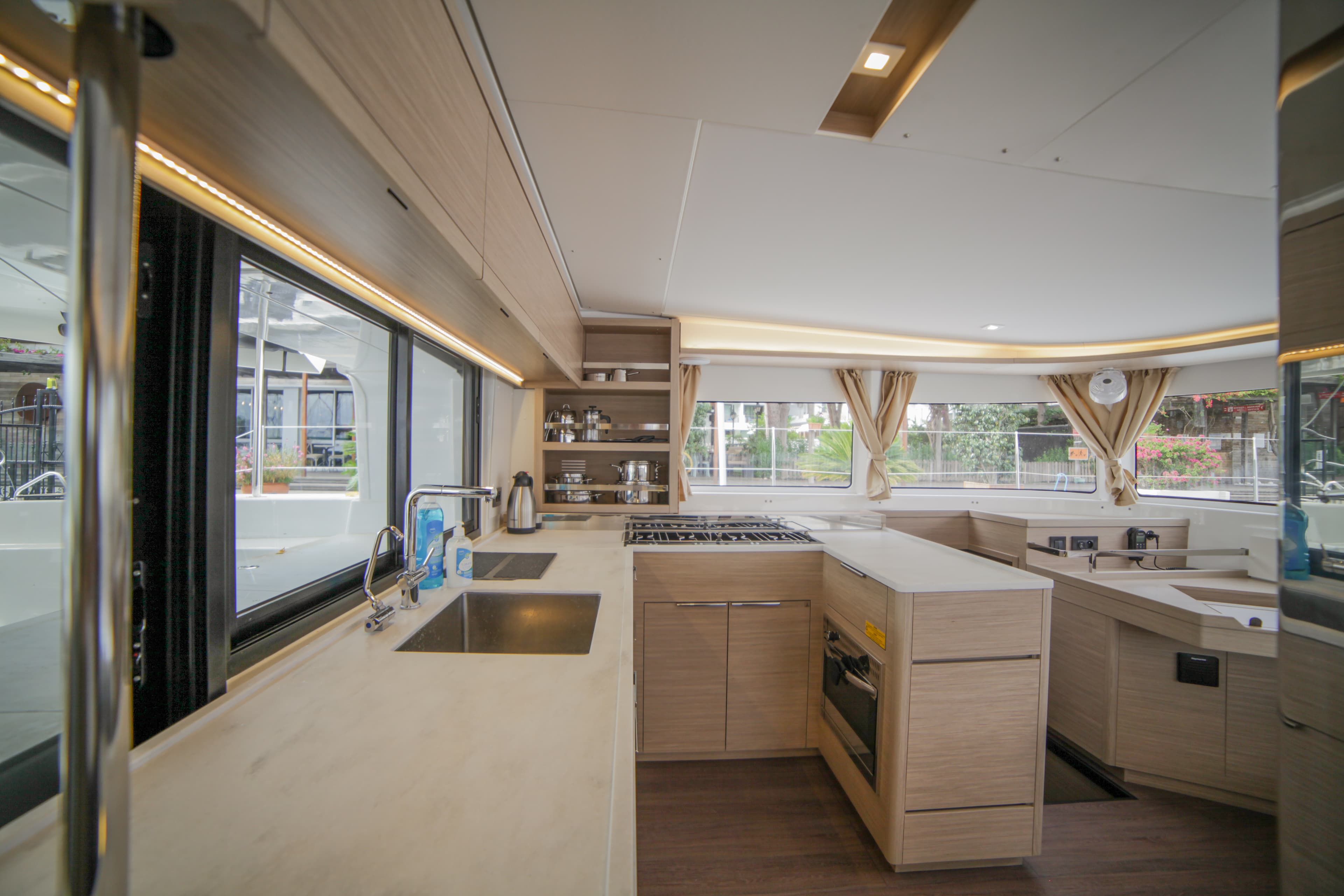 Lagoon 46  - photo 10