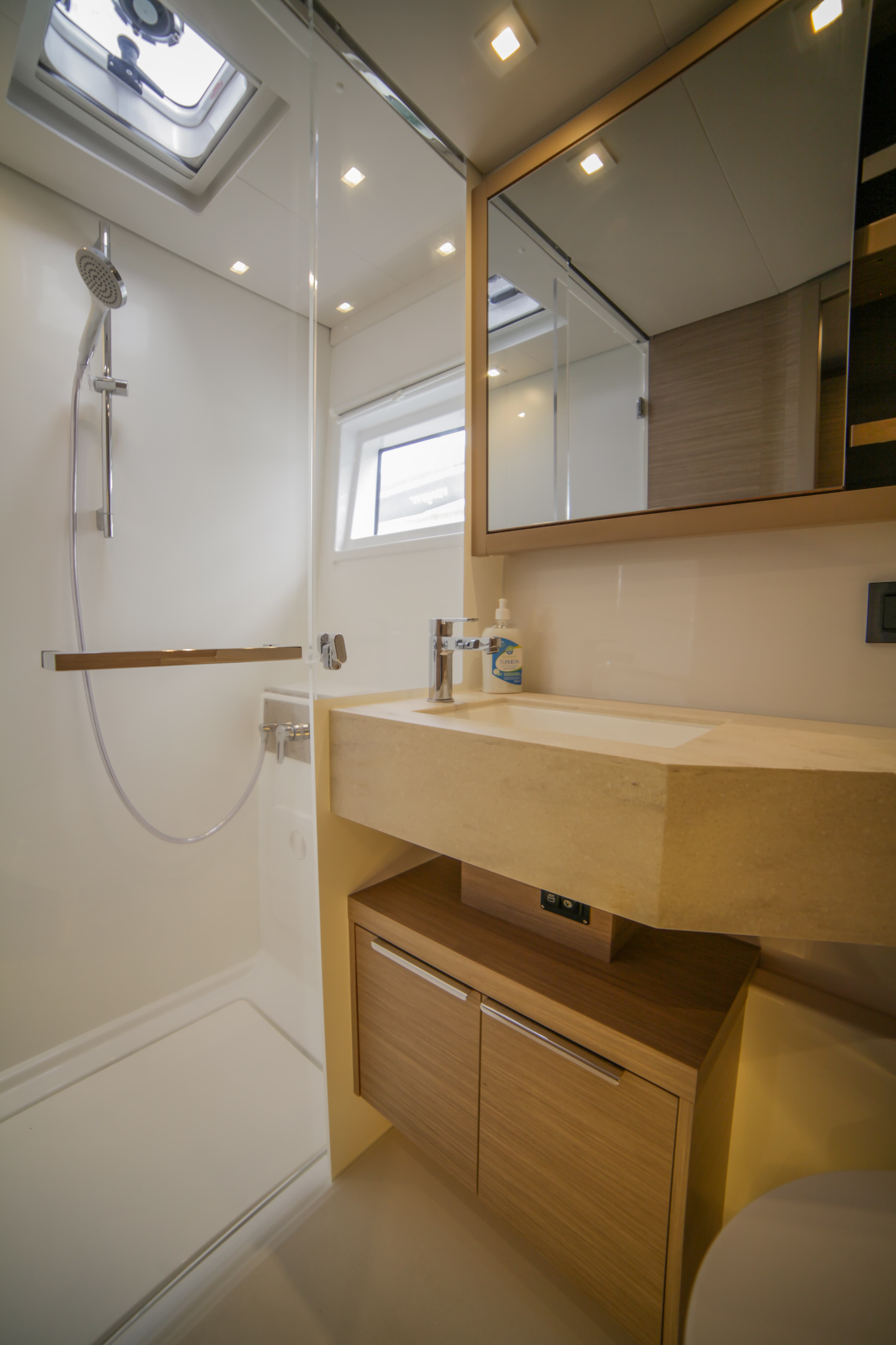 Lagoon 46  - photo 7