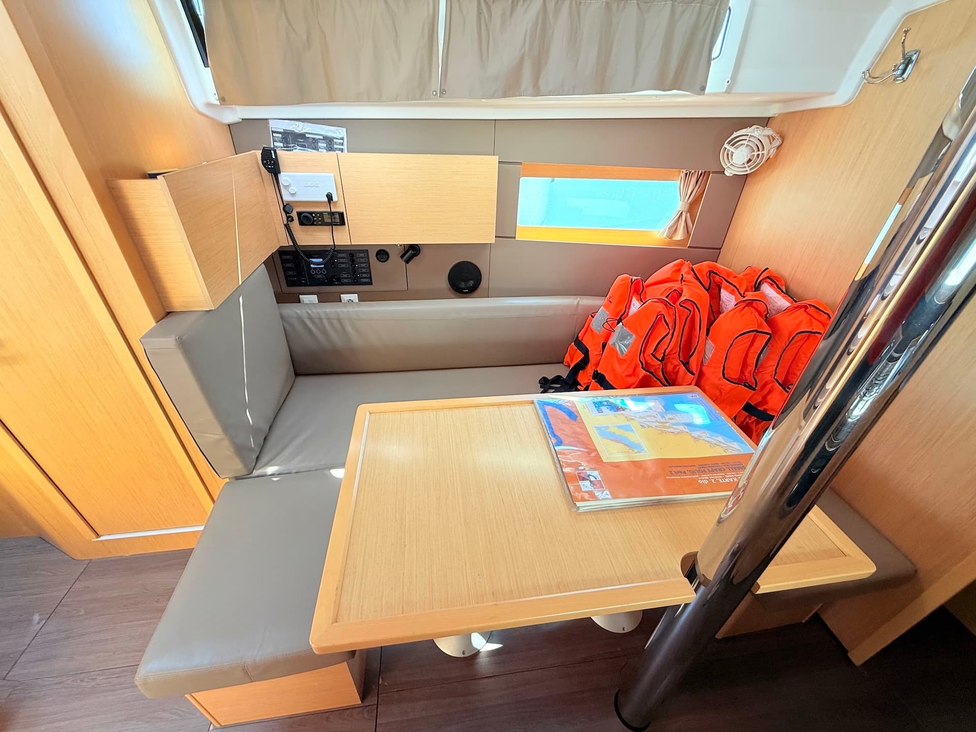 Oceanis 38.1 - photo 9