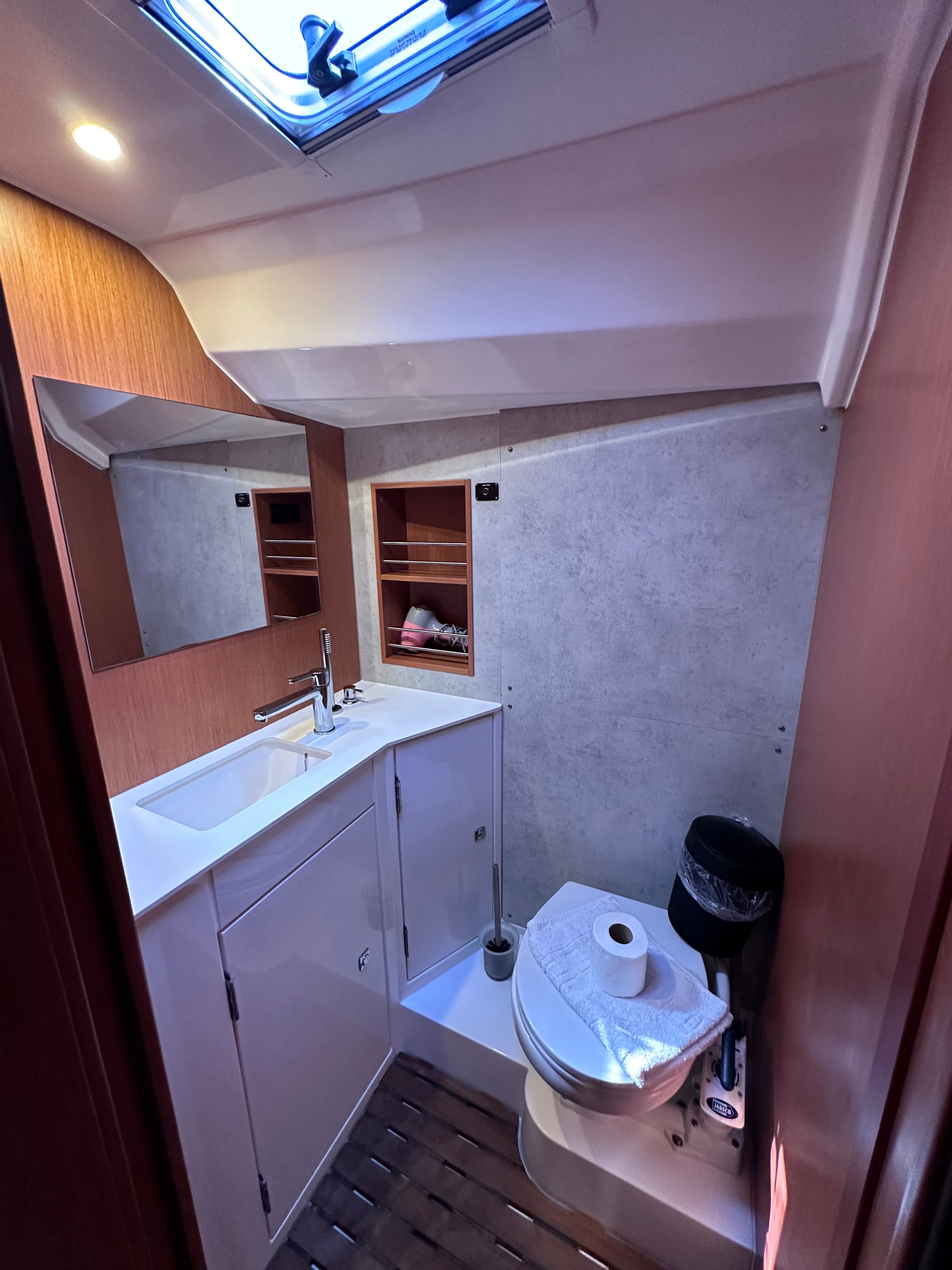 Bavaria C42 - photo 12