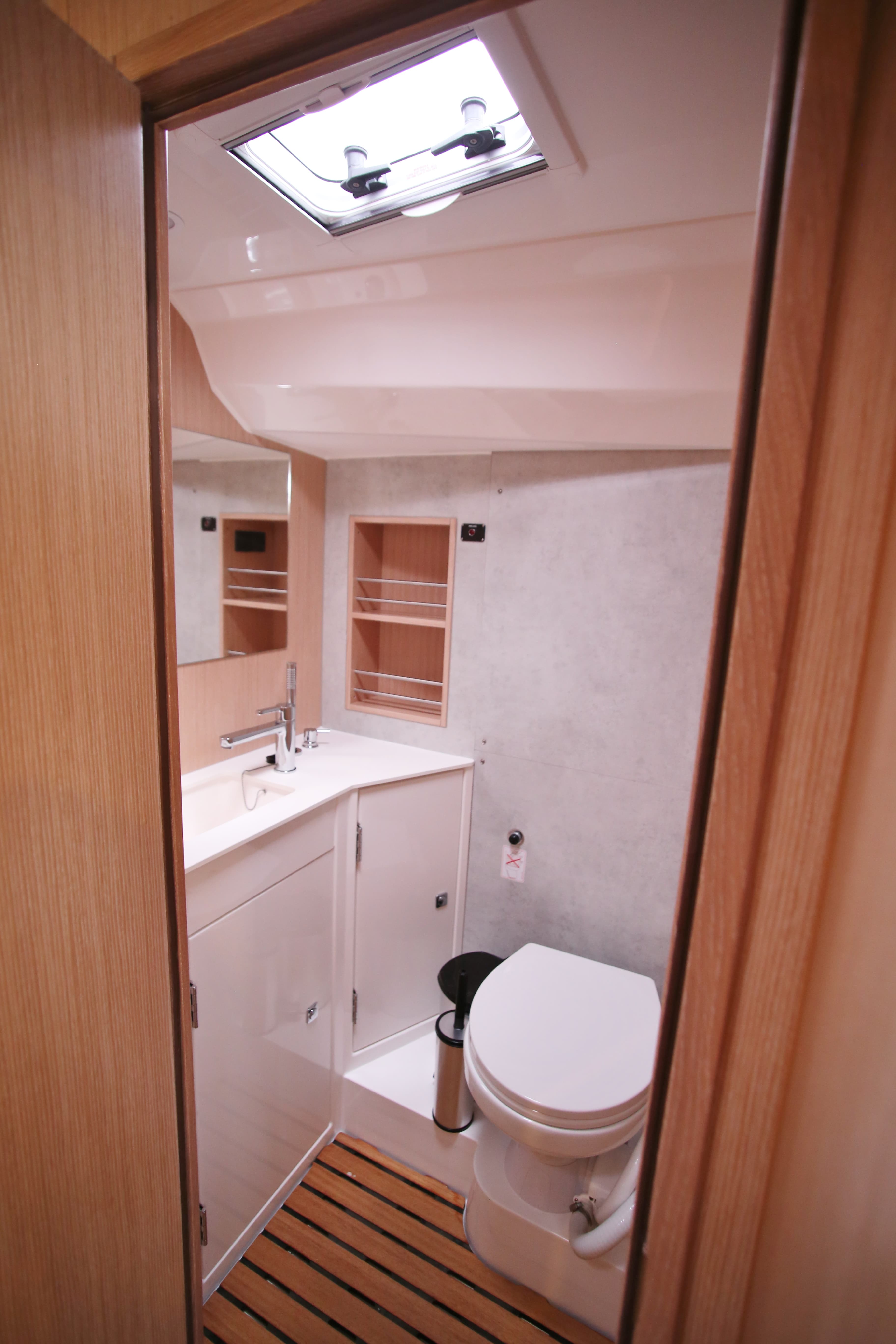 Bavaria C42 - photo 31