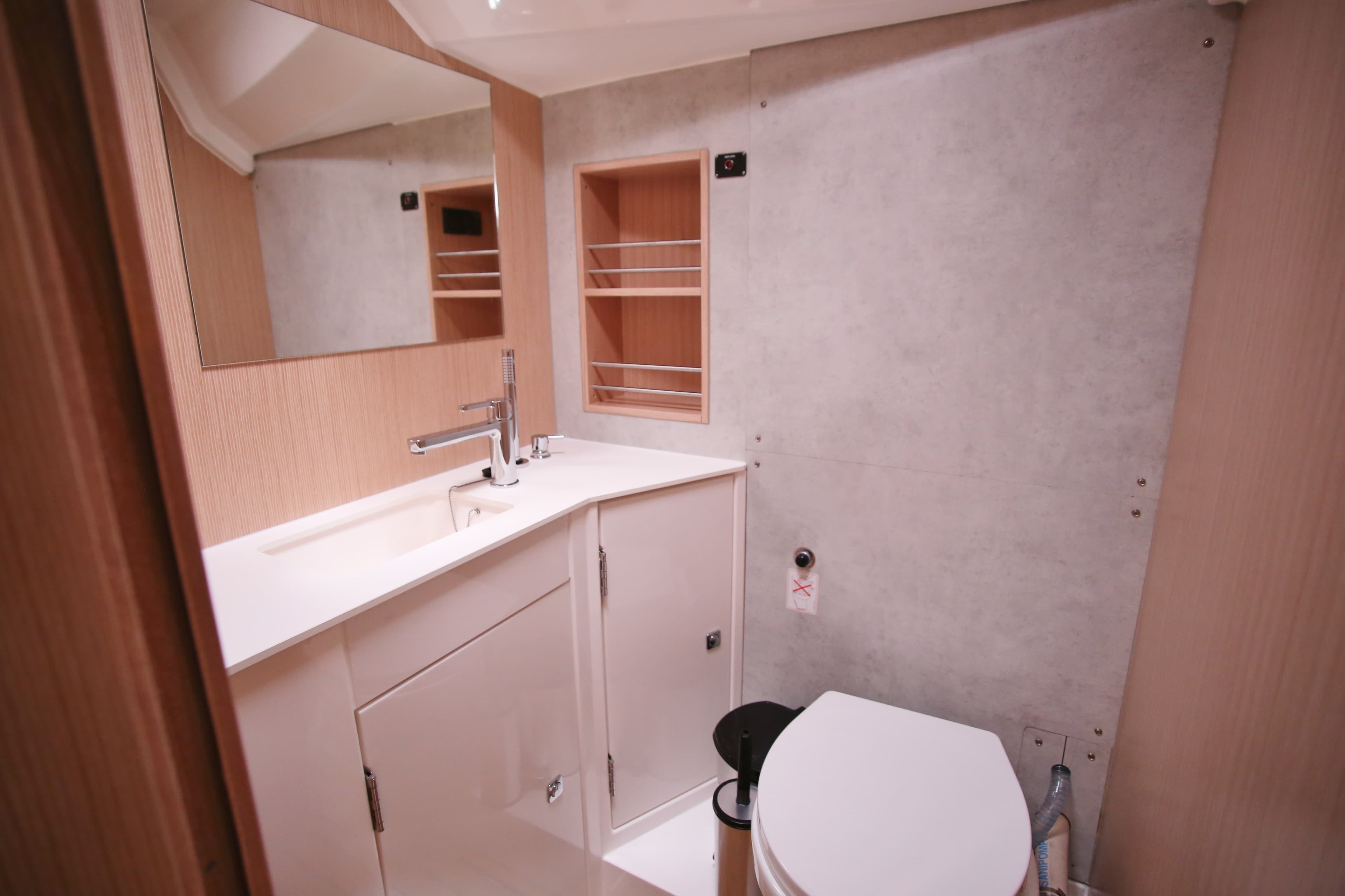 Bavaria C42 - photo 4