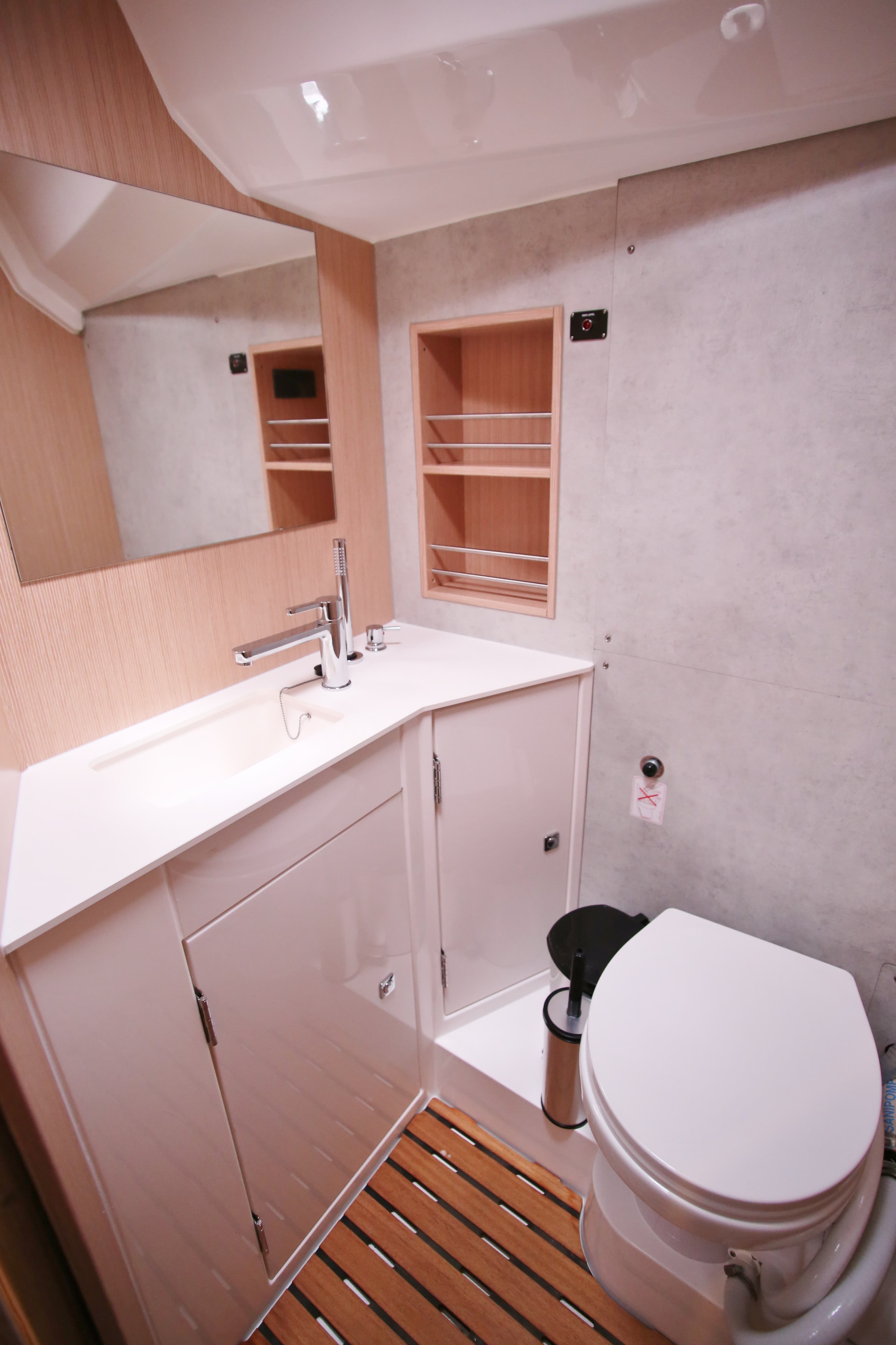 Bavaria C42 - photo 16