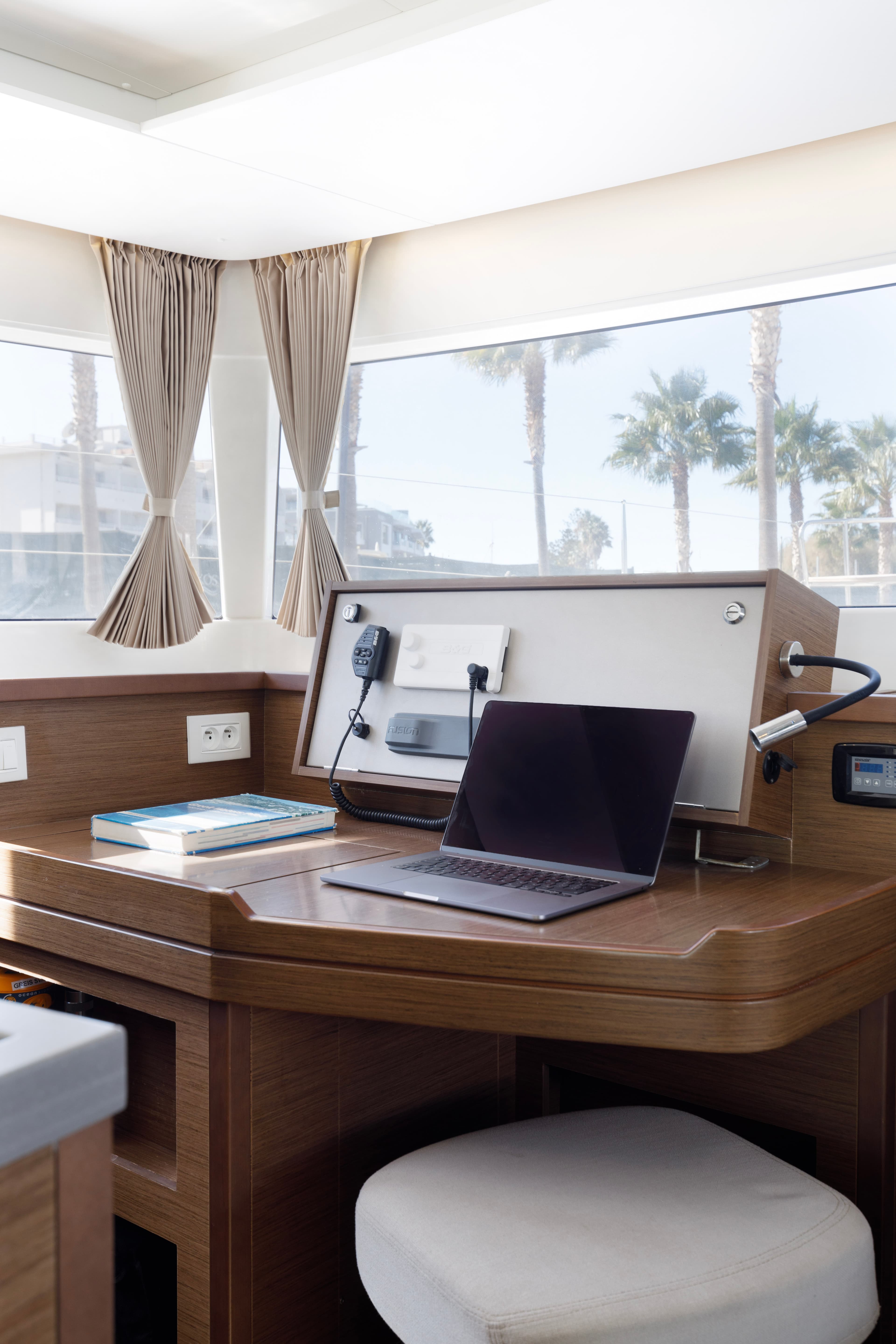 Lagoon 450 Fly - photo 6