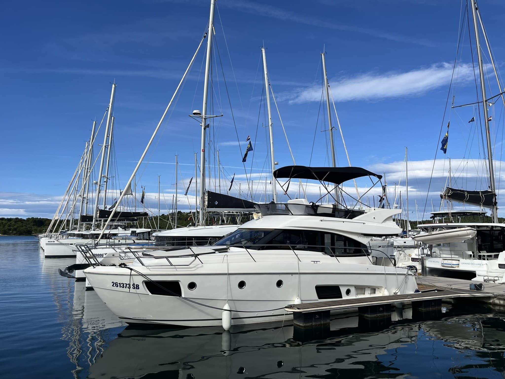 Bavaria Virtess 420 Fly - photo