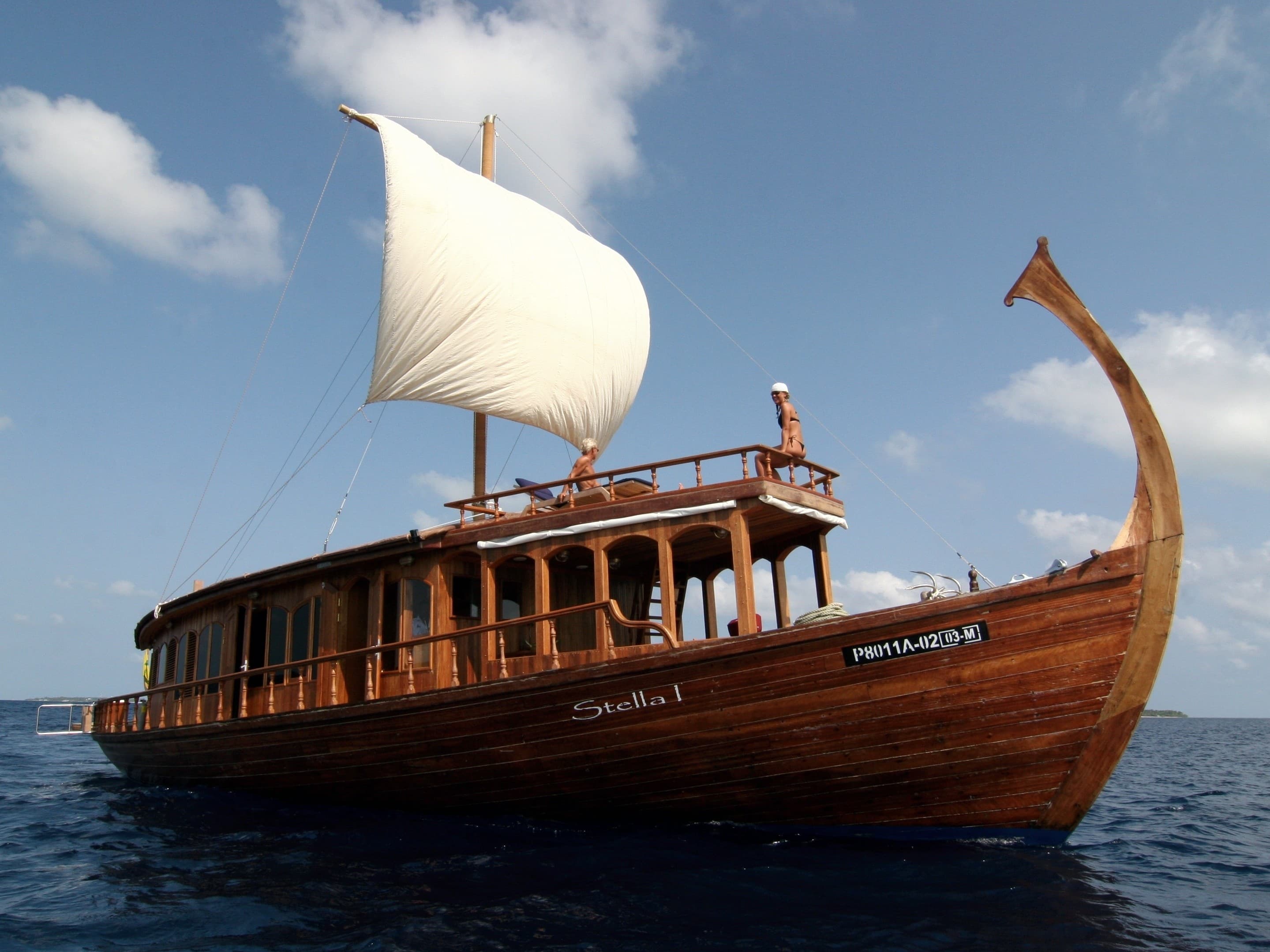 Wooden motor yacht - photo