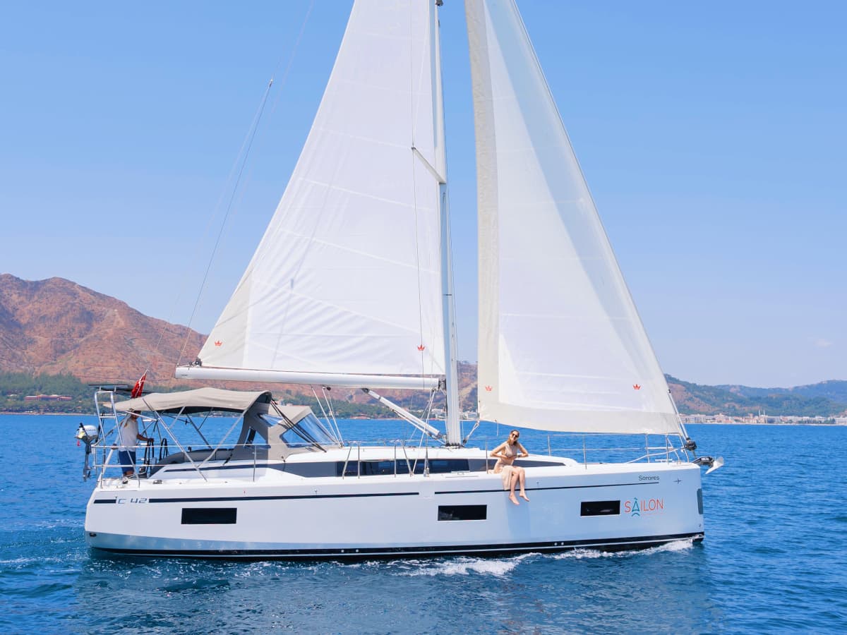 Bavaria C42 - photo
