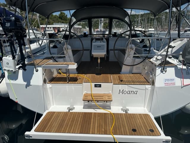 Bavaria C42 - photo